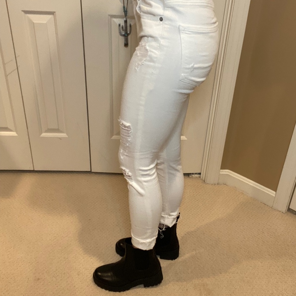 White distressed jeans